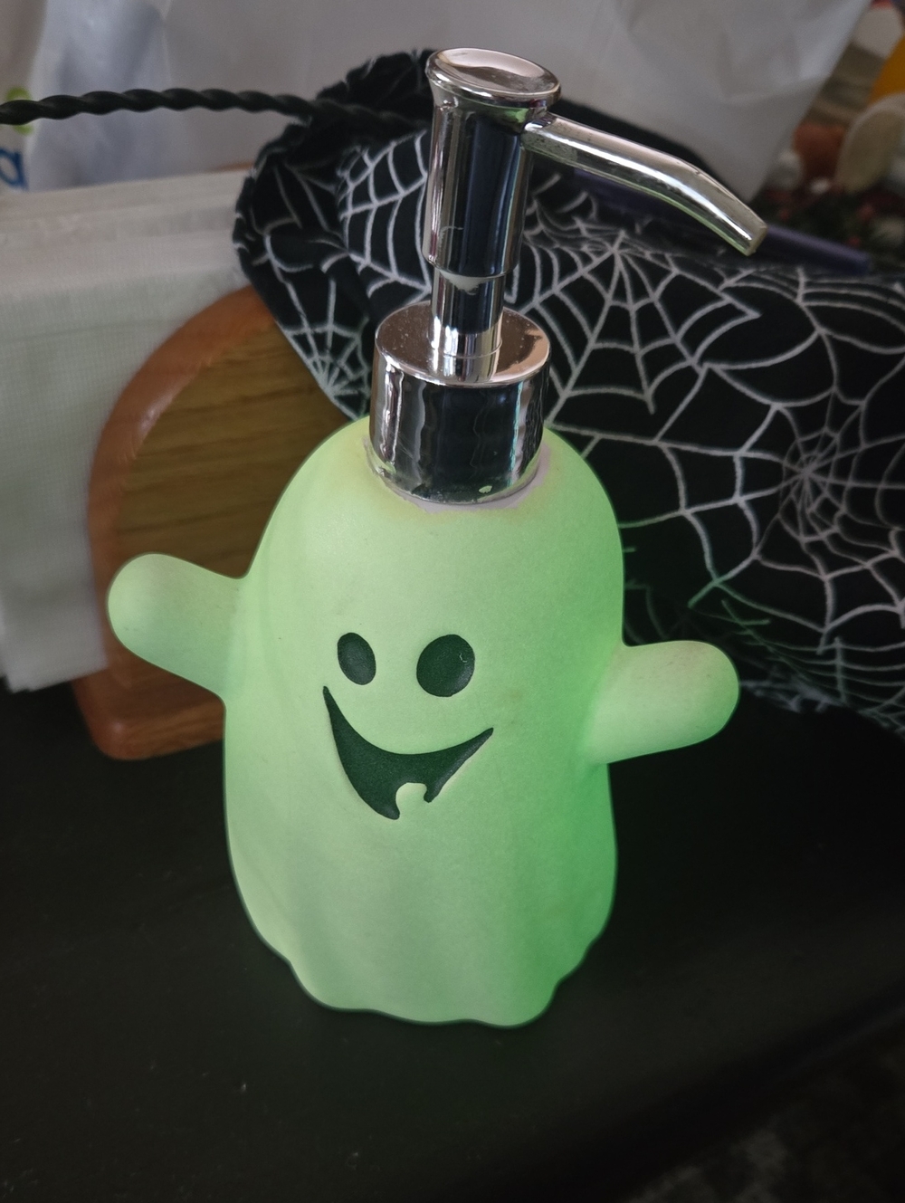 Soap Dispenser Glow Green Spooky Ghost Kid-Friendly Bathroom Accessory Halloween